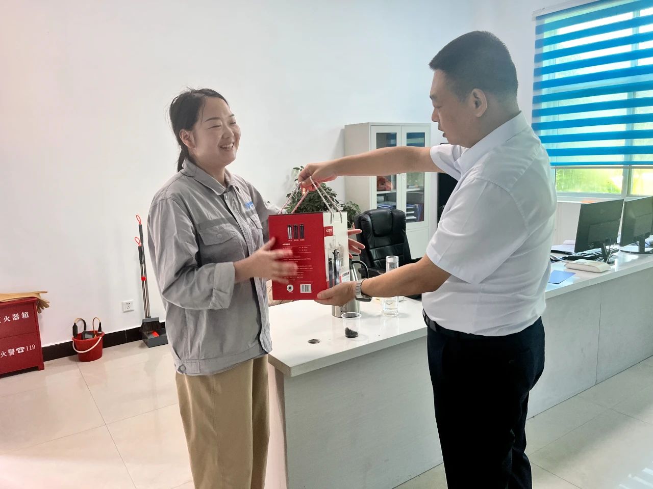 水情形公司开展夏日“送清凉”慰问活动